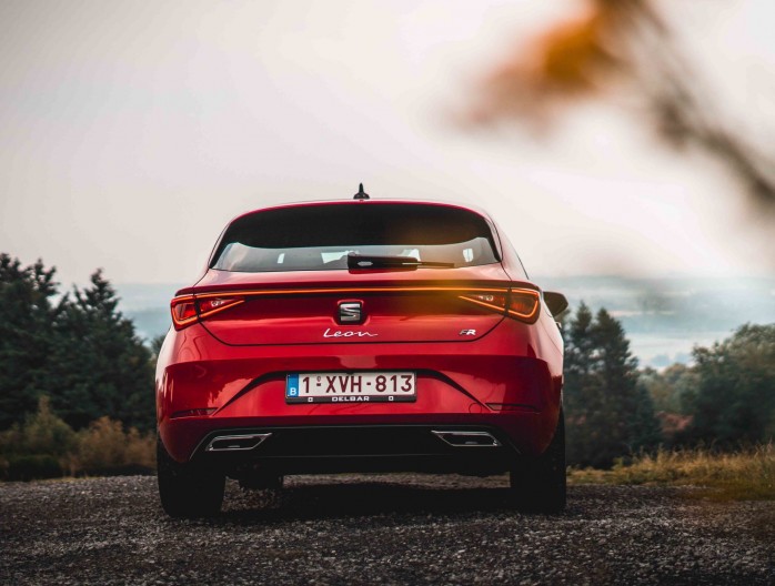 Seat Leon sur une route de campagne